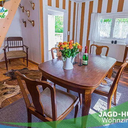 Jagd-angler-holzhaus-im-wald-am-see *